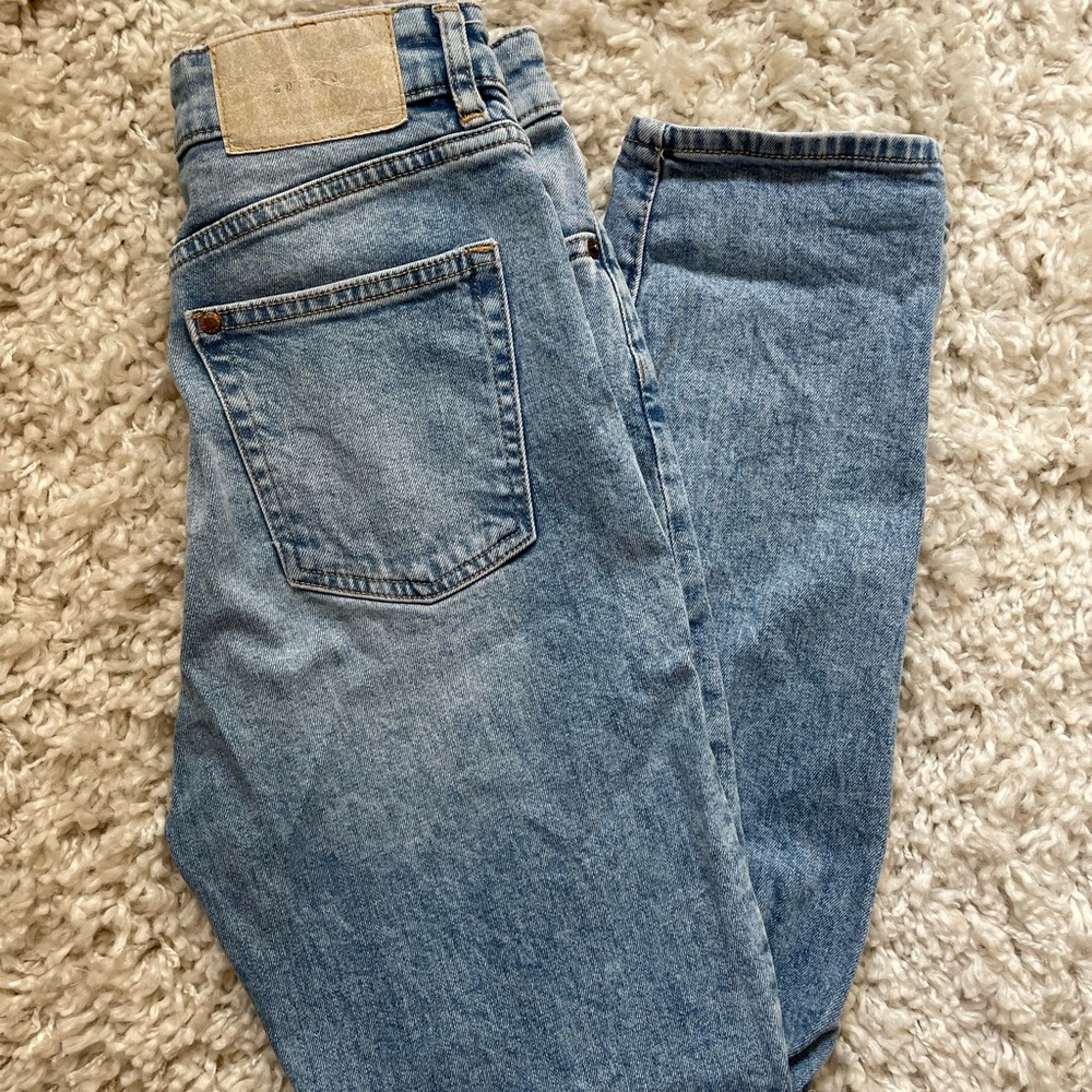 H&M &demin highwaisted distressed jeans
